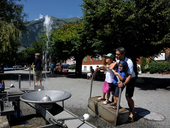 brienz-wasserspiel-kinder-sommer
