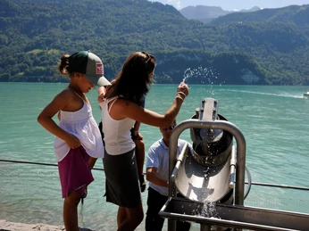 brienz-wasserspiel-sommer-kinder