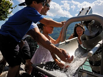 brienz-wasserspiel-sommer-familie