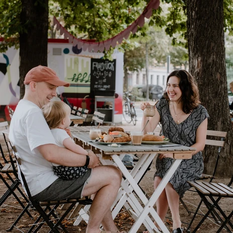 Trago-Cafe_Frühstück-Familie-draußen-Kaffee_TRAGO-ellawayfarer_leipzig-travel.jpg
