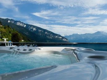 parkhotel-gunten-spa-whirlpool-sommer