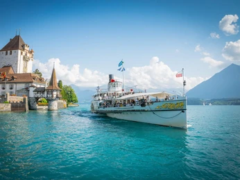oberhofen-schloss-schiff-bluemlisalp-sommer-dampfschiff-niesen