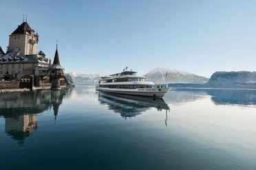 thunersee-schifffahrt-schloss-oberhofen-winter-schnee