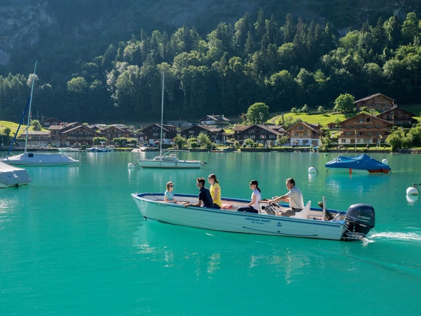 iseltwald-bootsvermietung-abegglen-werft-motorboot-sommer-familie