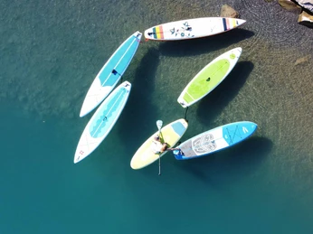 sup-fit-fun-brienzersee-luftaufnahme-sups-wasser