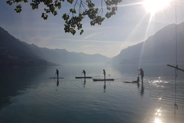 sup-fit-fun-brienzersee-gruppe-morgen-sonnenaufgang