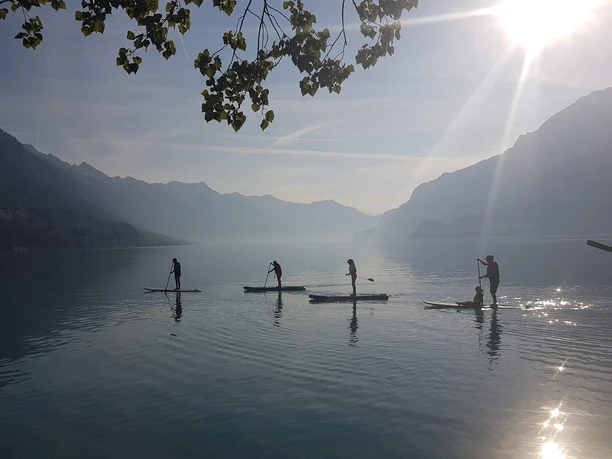 sup-fit-fun-brienzersee-gruppe-morgen-sonnenaufgang