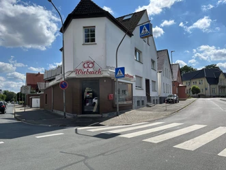 Bäckerei Wiebusch an einer Straßenecke mit Zebrastreifen und Wohnhäusern
