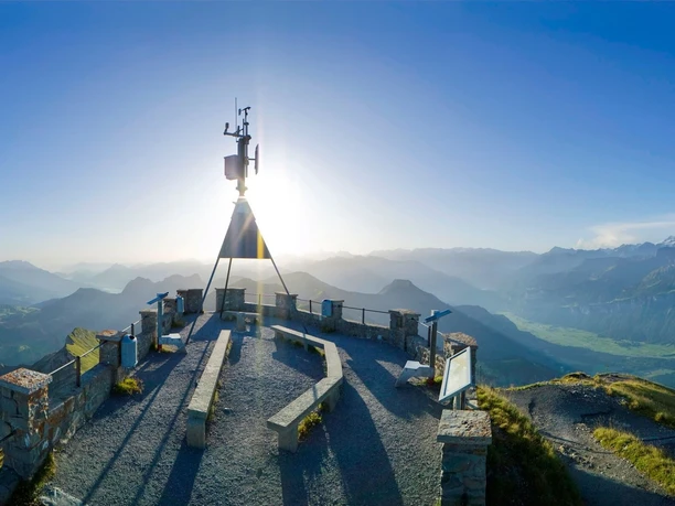 brienzer-rothorn-kulm-sommer-aussicht-plattform-panorama-brienzersee