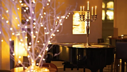 Blick auf das Piano an der Bar des Hotel des Balances