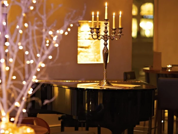desbalances-bar-luzern.jpg Blick auf das Piano an der Bar des Hotel des Balances