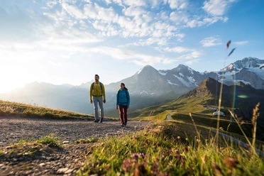 maennlichen-wandern-berge-sommer-aktivitaet