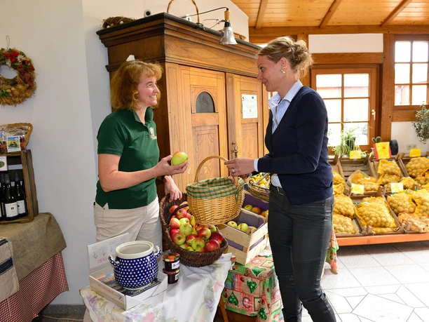 Obstverkauf im Hofladen