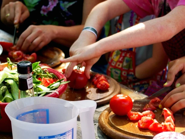 Frische Zubereitung in der LandKüche im LandPark Lauenbrück Frische Zubereitung in der LandKüche im LandPark Lauenbrück