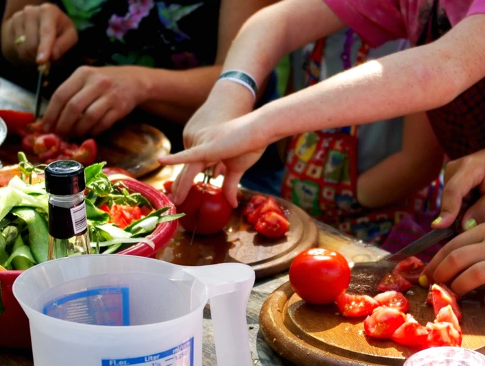 Frische Zubereitung in der LandKüche im LandPark Lauenbrück Frische Zubereitung in der LandKüche im LandPark LauenbrückFresh preparation in the LandKitchen at LandPark LauenbrückFrisk tilberedning i LandKitchen i LandPark LauenbrückVerse bereiding in de LandKitchen van LandPark Lauenbrück