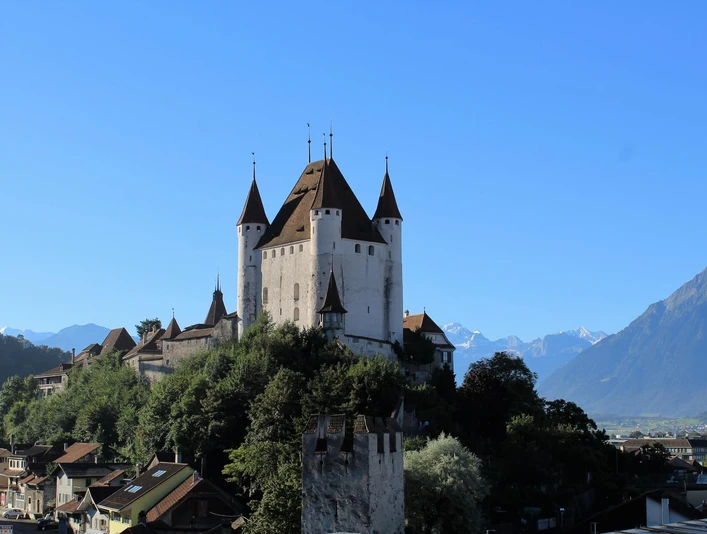 thun-schloss-sommer-niesen-schlossberg