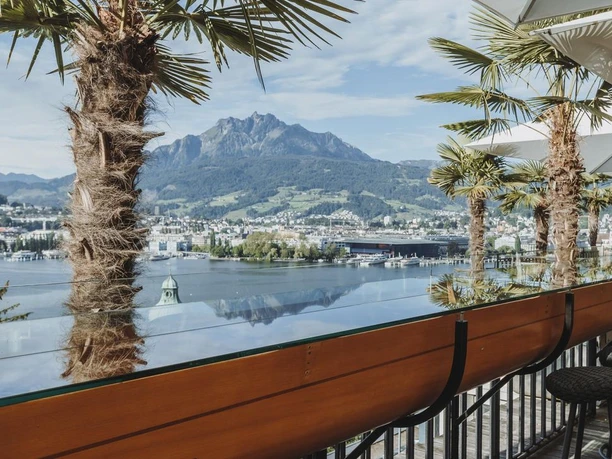 Montana_Beach_Club_2.jpg Blick auf den Pilatus von der Terrasse der Montana Beach Bar