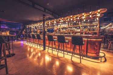 Penthouse.jpg Blick auf die Bar im Penthouse