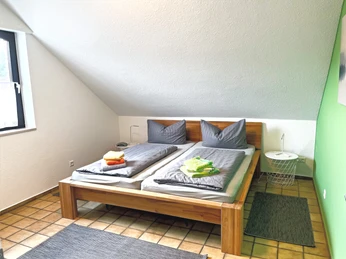 11-Ferienhaus-Wacholderhain-Schlafzimmer I mit Doppelbett.jpg