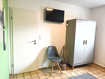 12-Ferienhaus-Wacholderhain-Schlafzimmer I mit Fernseher.jpg