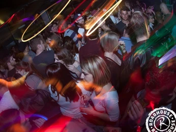 Zeigt tanzende Menschenmenge mit RoadhouseShowing dancing crowd with RoadhouseMontre une foule dansante avec Roadhouse