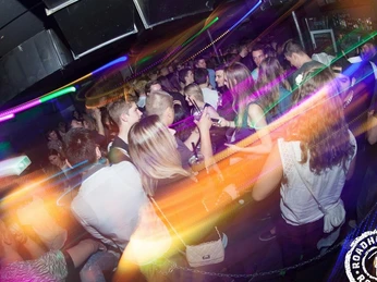 Zeigt Bild der tanzenden Menschenmenge mit Roadhouse Showing image of crowd dancing with RoadhouseMontre l'image de la foule dansante avec Roadhouse