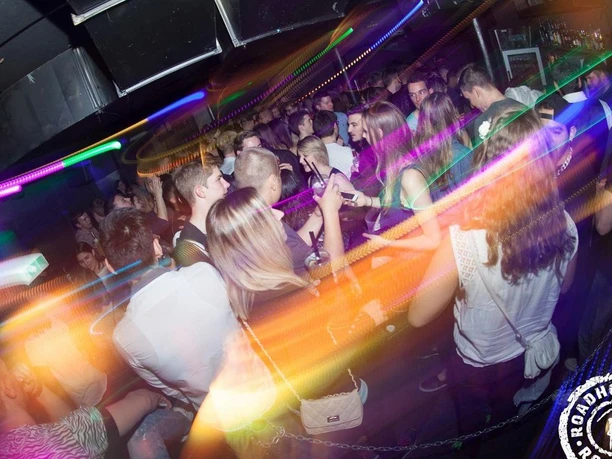 Showing image of crowd dancing with Roadhouse