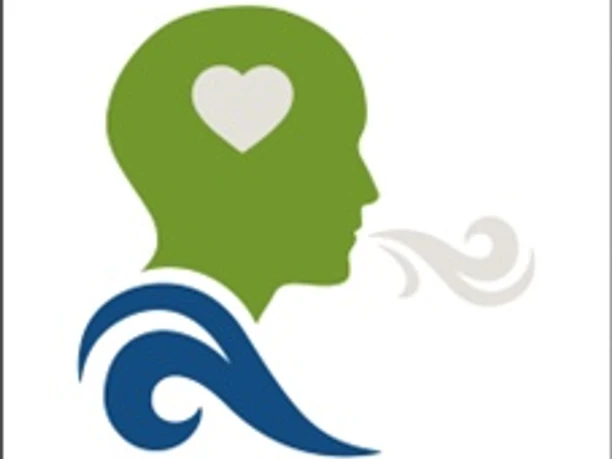 Gesundheit Logo Grüner Kopf mit Herz. Blaue Welle unten. Grauer Atem geht aus dem Mund.