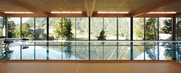 aeschi-hallenbad-innenbad-herbst-baden