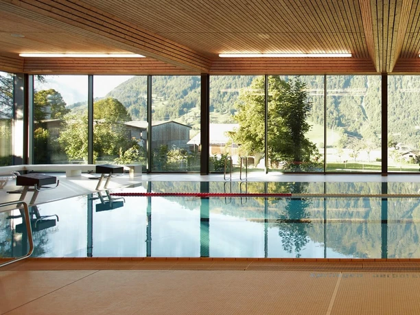 aeschi-hallenbad-innenbad-herbst-baden