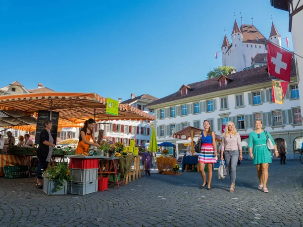 thun-shopping-sommer-rathausplatz-schloss-markt