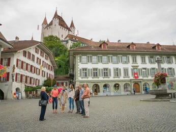 thun-stadtfuehrungen-sommer-rathausplatz-gruppe-schloss