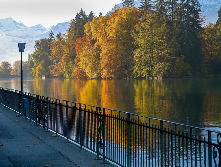 thun-aarequai-herbst-aare-bluemlisalp