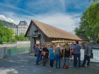 thun-stadtfuehrungen-sommer-aare-schleuse-gruppe-verteilerseite-gefuehrte-touren