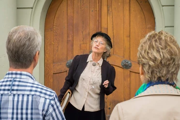 thun-stadtfuehrungen-sommer-rathausplatz-maennerraeume-frauentraeume-schule