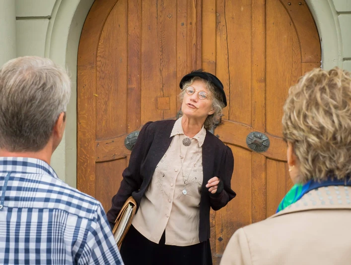 thun-stadtfuehrungen-sommer-rathausplatz-maennerraeume-frauentraeume-schule