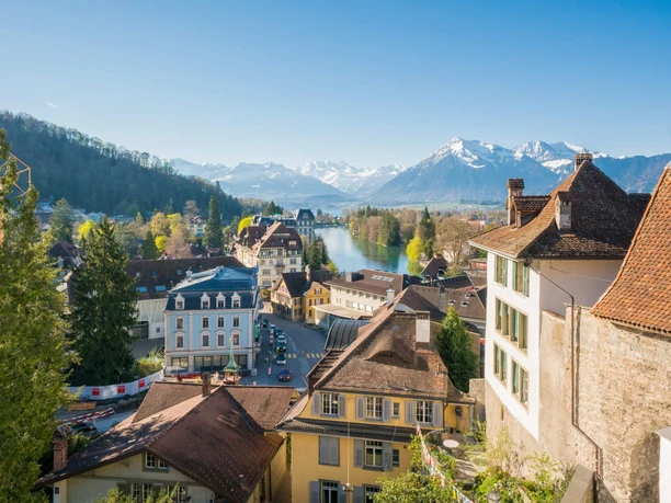 thun-schlossberg-fruehling-aussicht-aare-thunersee-niesen