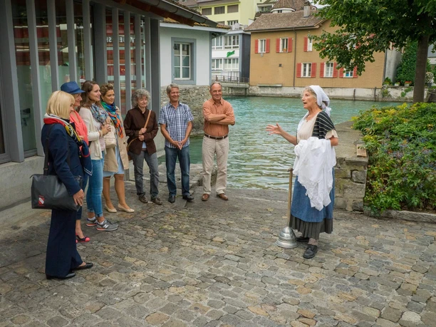 thun-stadtfuehrung-sommer-aare-waschfrau-thuns-hohe-wellen