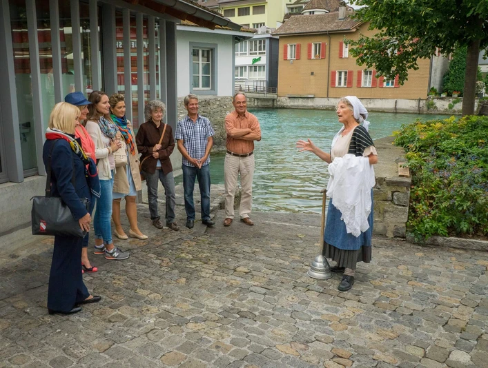thun-stadtfuehrung-sommer-aare-waschfrau-thuns-hohe-wellen