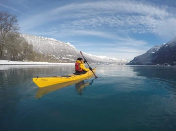 boenigen-kajak-winter-brienzersee-hightide-wasseraktivitaeten-soft-adventure