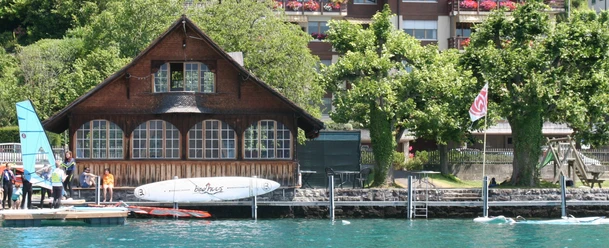 windsurfen-badhuus-gunten-am-thunersee-sommer
