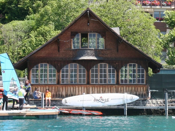 windsurfen-badhuus-gunten-am-thunersee-sommer