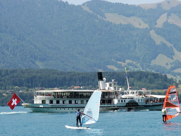 windsurfen-badhuus-gunten-am-thunersee-sommer-wassersport