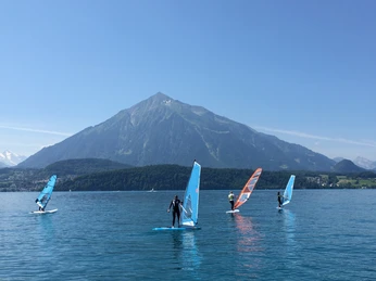windsurfen-badhuus-sommer-gunten-am-thunersee-wasseraktivitaet