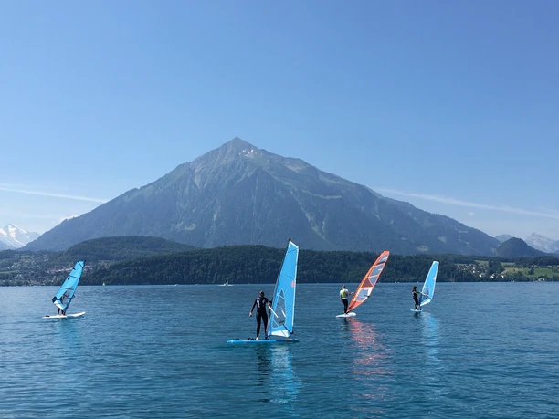 windsurfen-badhuus-sommer-gunten-am-thunersee-wasseraktivitaet