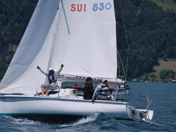 interlaken-segelschule-neuhaus-segelschiff-sommer-segeln