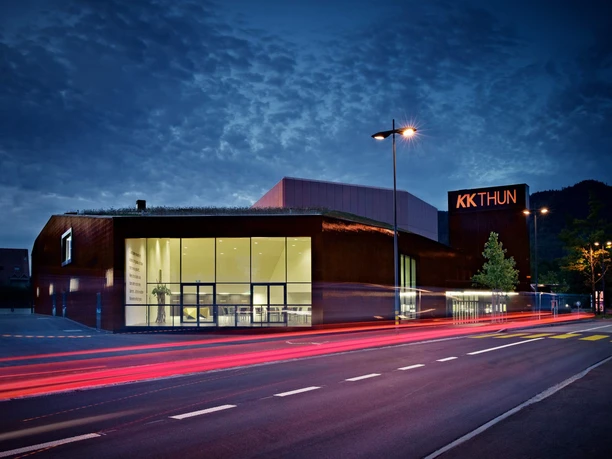 thun-kkthun-gebaeude-abendstimmung-beleuchtung
