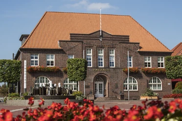 westerstede_rathaus_mit_blumen