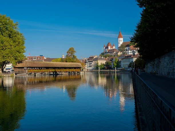 thun-aarequai-fluss-aare-haeuser-schloss-thun