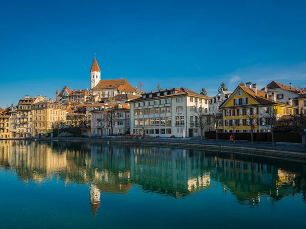 thun-aarequai-schloss-thun-fluss-aare